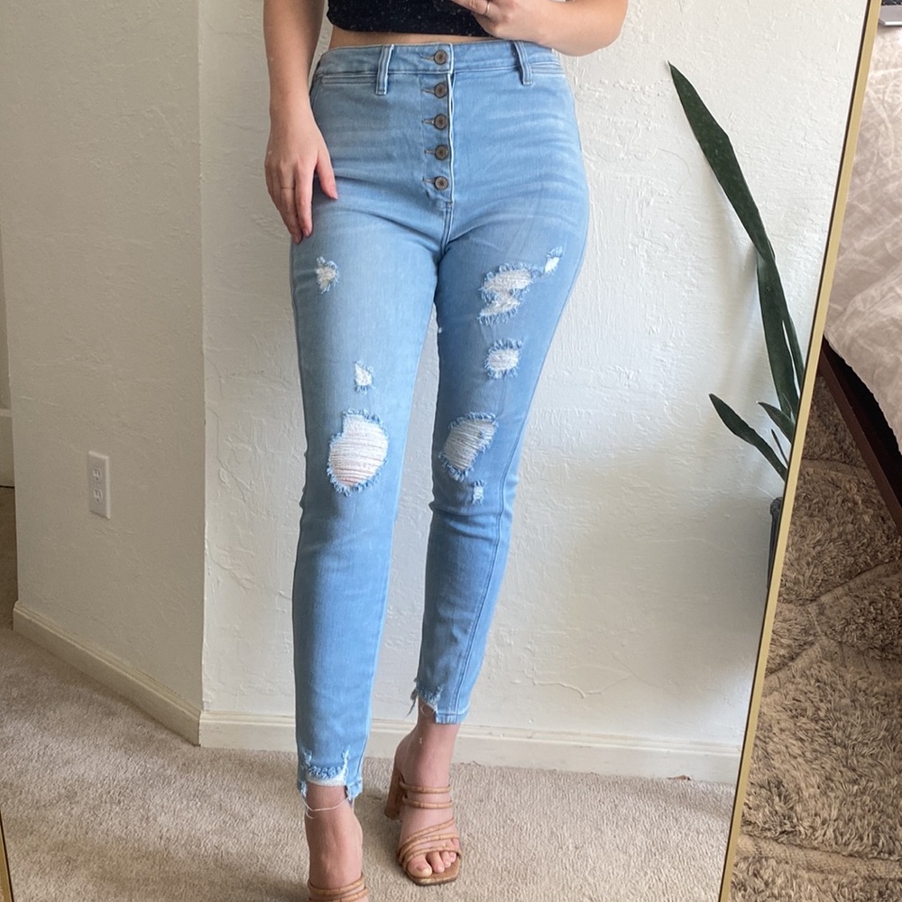 NWOT light wash distressed skinny jeans